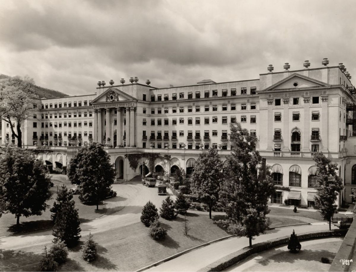Historic photo of the front of The Greenbrier resort hotel.